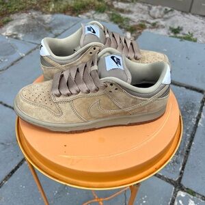 Nike Men's SB Dunk Low Pro B Skate Shoes